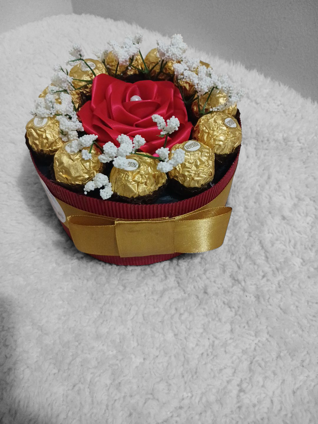 Detalle de chocolates con rosas eternas