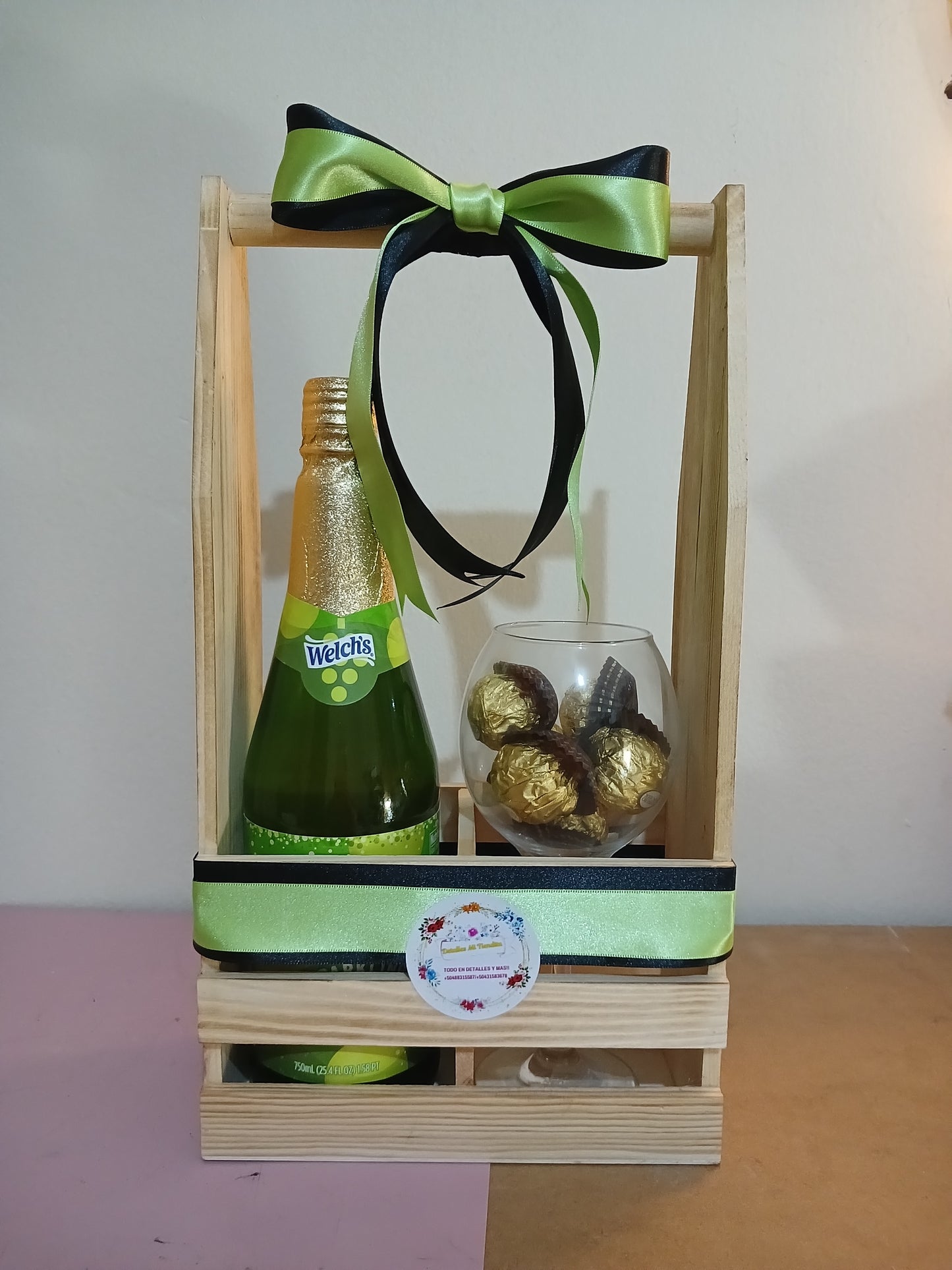 Detalle para caballero con botella de vino, copa de vidrio, 6 chocolates Ferrero