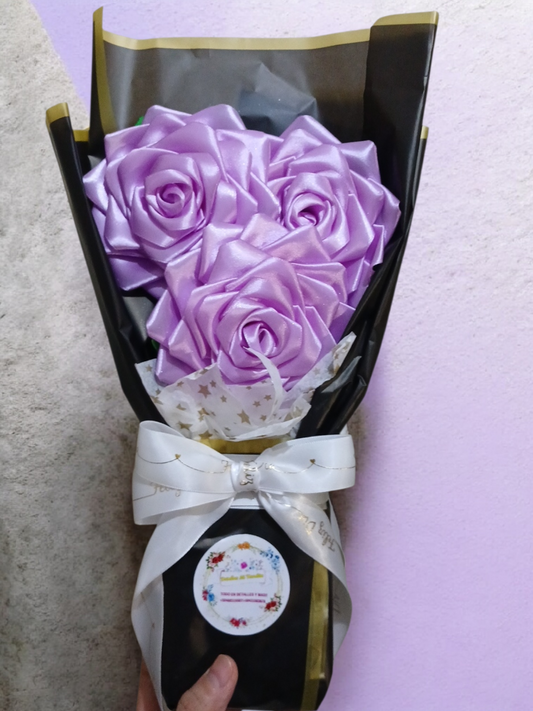 Detalle de 3 rosas eternas