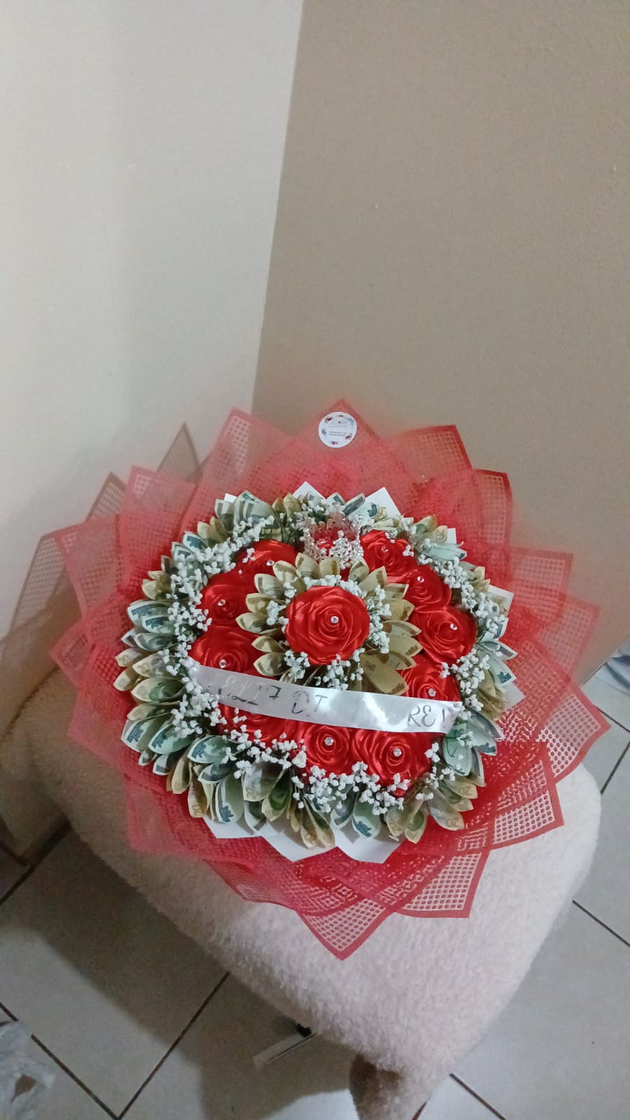 Ramo de 12 rosas+ 2500.00 en efectivo