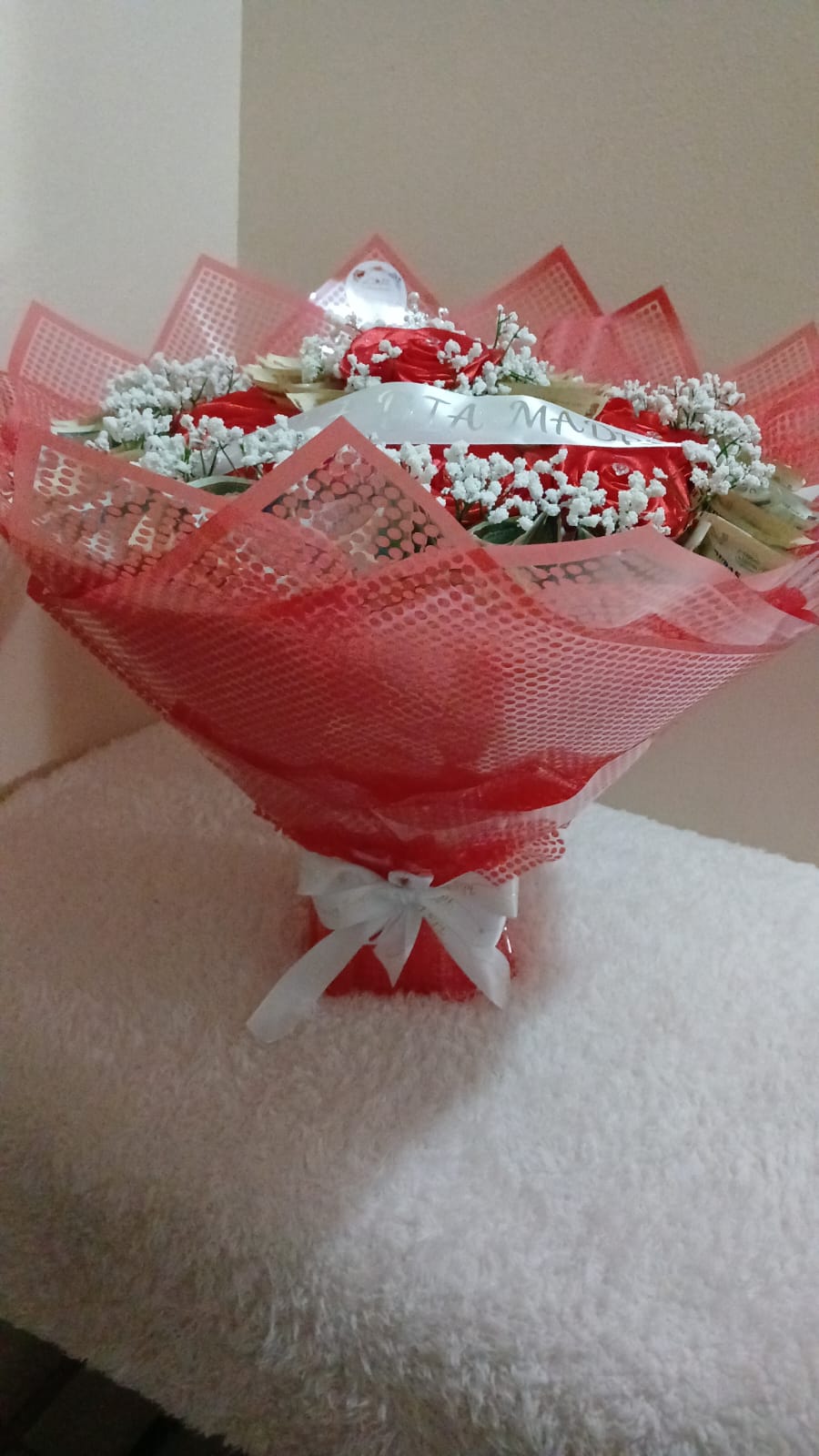 Ramo de 12 rosas+ 2500.00 en efectivo