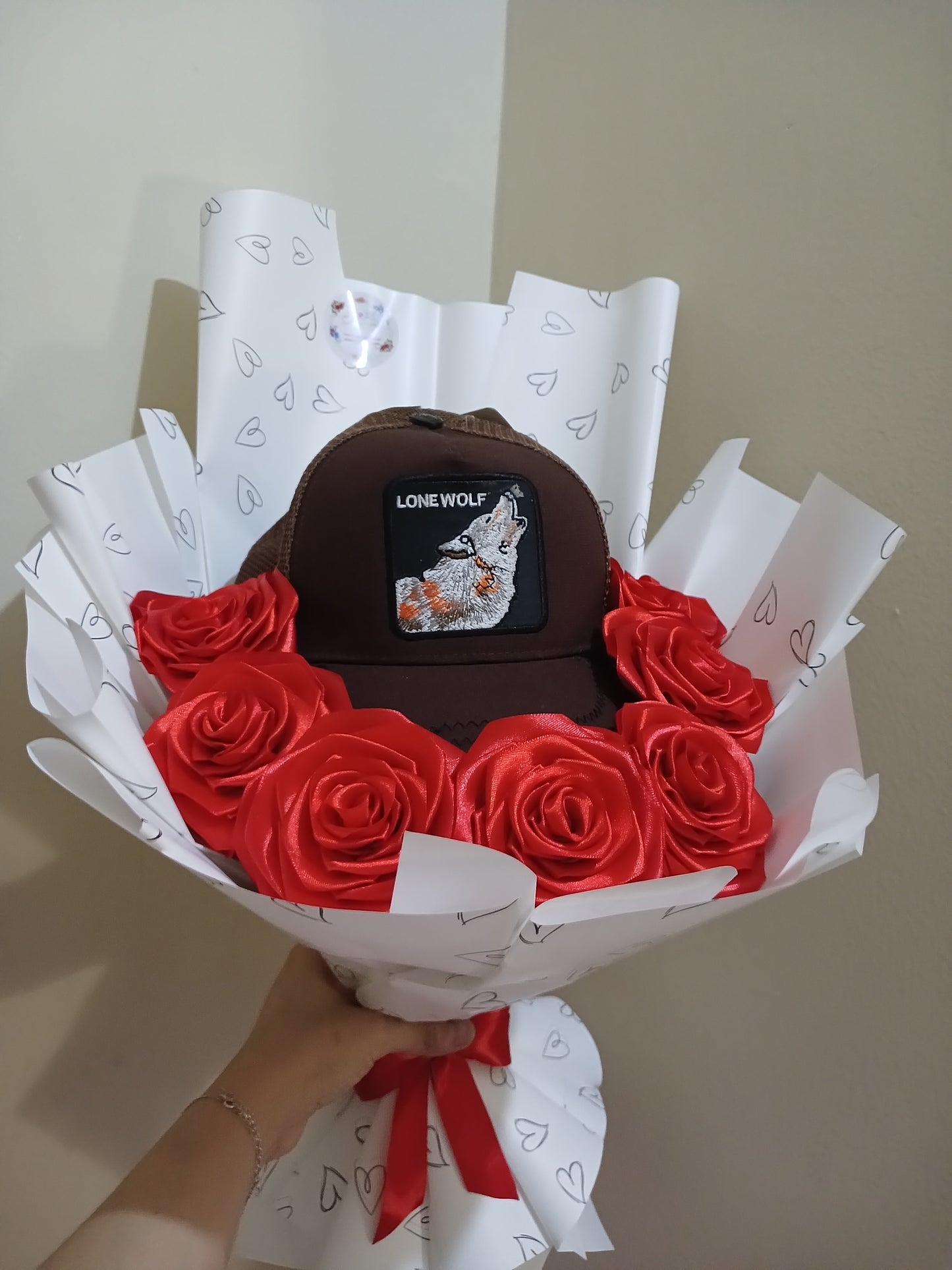 Detalle para caballero  / Ramo con gorra y 7 rosas